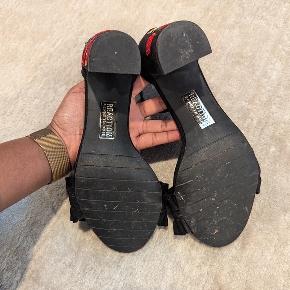 Embroidered heels - Picture 6 of 7